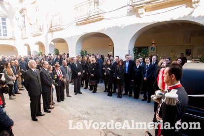 Representantes institucionales y vecinos dieron ayer su último adiós al exalcalde tras cerrarse la capilla ardiente