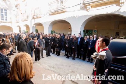 Representantes institucionales y vecinos dieron ayer su último adiós al exalcalde tras cerrarse la capilla ardiente