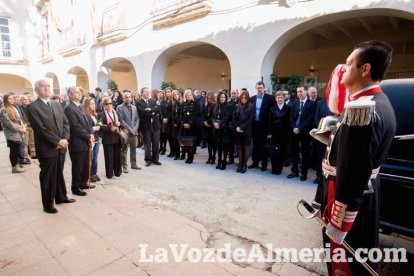 Representantes institucionales y vecinos dieron ayer su último adiós al exalcalde tras cerrarse la capilla ardiente