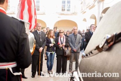 Representantes institucionales y vecinos dieron ayer su último adiós al exalcalde tras cerrarse la capilla ardiente