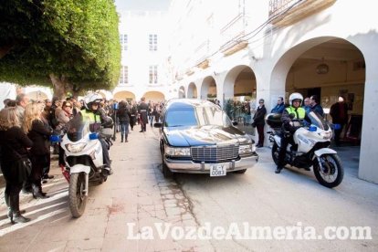 Representantes institucionales y vecinos dieron ayer su último adiós al exalcalde tras cerrarse la capilla ardiente