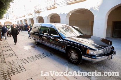 Representantes institucionales y vecinos dieron ayer su último adiós al exalcalde tras cerrarse la capilla ardiente