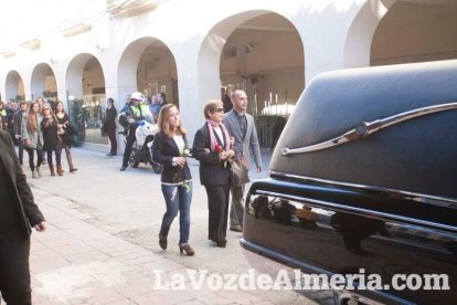 Representantes institucionales y vecinos dieron ayer su último adiós al exalcalde tras cerrarse la capilla ardiente