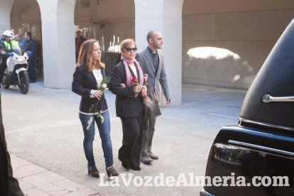 Representantes institucionales y vecinos dieron ayer su último adiós al exalcalde tras cerrarse la capilla ardiente