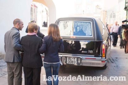 Representantes institucionales y vecinos dieron ayer su último adiós al exalcalde tras cerrarse la capilla ardiente