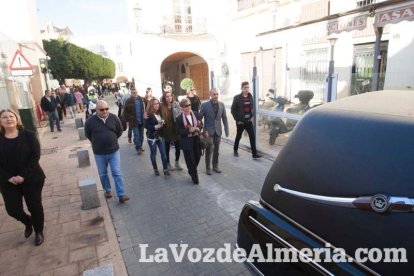 Representantes institucionales y vecinos dieron ayer su último adiós al exalcalde tras cerrarse la capilla ardiente