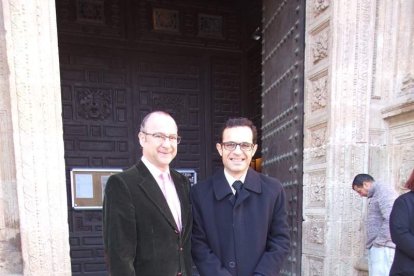 Devotos del Jesús Cautivo de Medinaceli hacen cola para el tradicional besapiés en la Catedral de Almería.