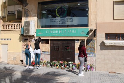 Los almerienses continúan depositando flores a las puertas del Portón de la Bahía.