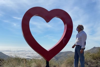 El alcalde de Vícar delante de un gran corazón.