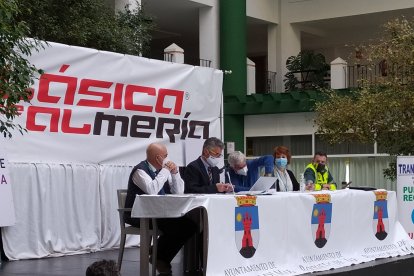 Mesa presidencial en la reunión de directores.