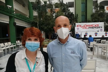 Juan Mari Guajardo, la voz del ciclismo en España, con su hermana Mónica.