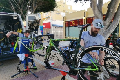 Preparando las bicicletas.