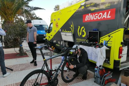 El equipo B!ngoal preparándose para la Clásica.
