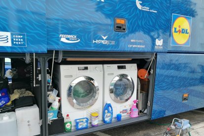 Los camiones de los equipos llevan de todo...