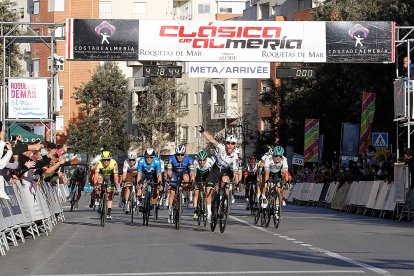 El sprint de la Clásica de Almería 2021.