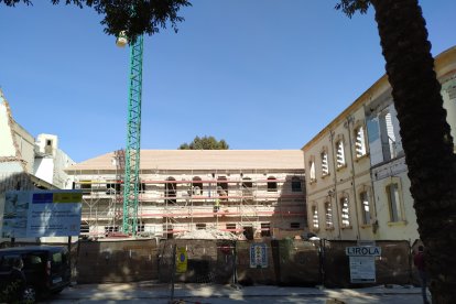 Espacio por el que se ubicará la entrada sur por el Paseo de San Luis tras la demolición del edificio de los años 40