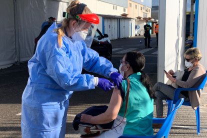 Una sanitaria recibe la vacuna en Adra.