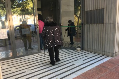 Una mujer entrando al centro de salud Mediterráneo, frente al Hotel Elba.