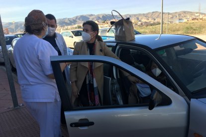 Algunos mayores reciben la vacuna en el coche.