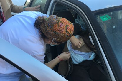 Recibiendo la primera dosis para mayores de 80 años.