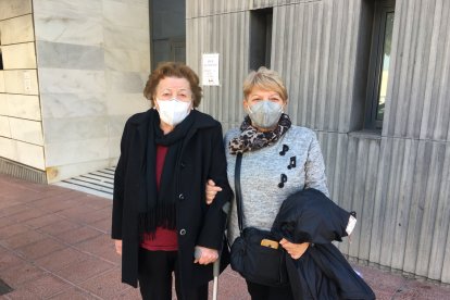 Tras ponerse la vacuna en el centro de salud Mediterráneo de Almería capital.