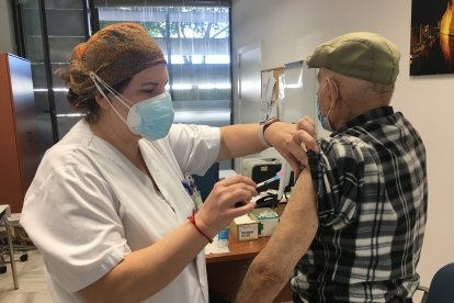 Un mayor, vacunándose este miércoles en Almería.