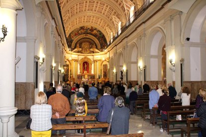 Fieles asistentes a la celebración del Miércoles de Ceniza en la iglesia de San Pedro.