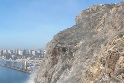 La altura de talud es de aproximadamente 70 metros.