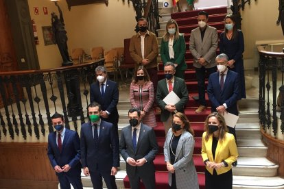 Juanma Moreno con representantes de administraciones almerienses y de la agricultura.