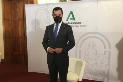 Juanma Moreno posa ante los medios de comunicación.