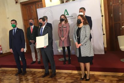 Imagen tras la firma del protocolo.