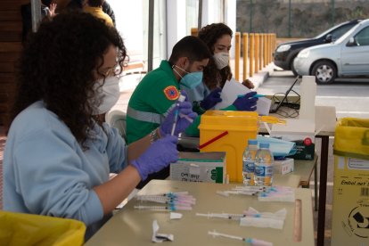 Profesionales durante la vacunación.