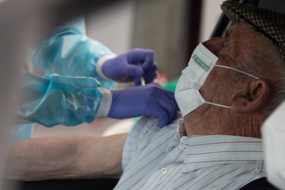 Uno de los vecinos que recibieron la primera dosis.