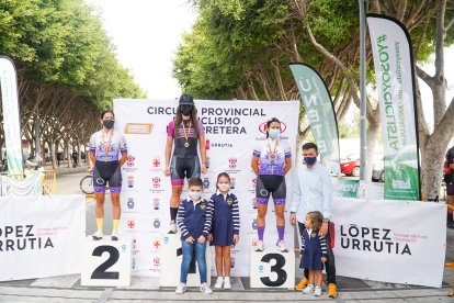 El podio femenino del Critérium Ciclista de Almería.
