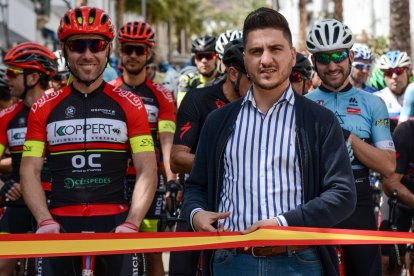 Sergio Vicente corta la cinta de la salida de la Vuelta a Almería.