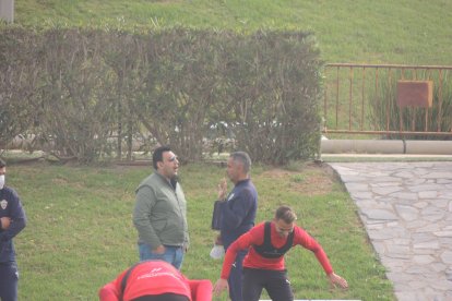 José Gomes habla con Mohamed Adel.