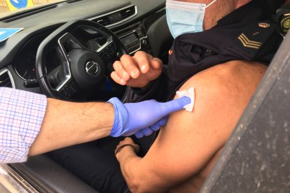 Comienza la vacunación contra el covid a policías nacionales en Almería.