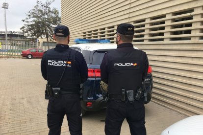 Unos 120 agentes han pasado en la mañana de este miércoles por el Palacio de los Juegos Mediterráneos para vacunarse.