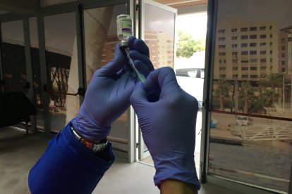 La próxima semana recibirán la dosis de AstraZeneca en el Palacio de los Juegos Mediterráneos unos 240 agentes del Cuerpo Nacional de Policía.