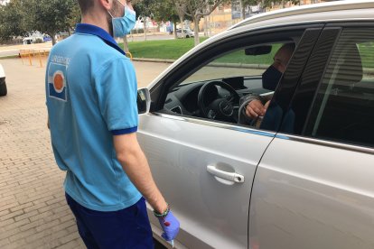 Un sanitario habla con un agente antes de inyectarle la vacuna contra el coronavirus.