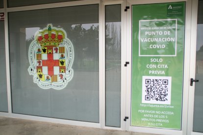 Punto de vacunación habilitado en el Palacio de los Juegos Mediterráneos.