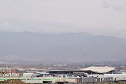 El polvo cubre el nuevo centro comercial en el barrio de Torrecárdenas.