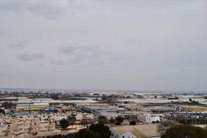 Nubes de polvo sobre las naves bajo el barrio de Torrecárdenas.