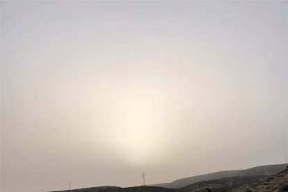 El polvo cubre el cielo de La Molineta en Almería.