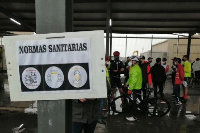 Una carrera ciclista bajo el protocolo sanitario.
