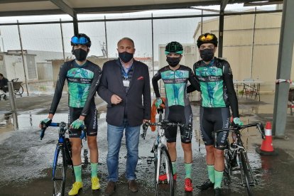 Jesús Caicedo con un grupo de ciclistas.