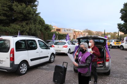 Mª Luisa González, secretaria de la Mujer de CCOO, leyendo el manifiesto.