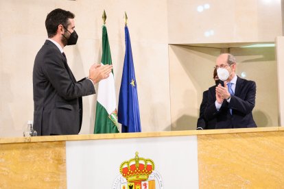 El dermatólogo agradece el cariño del Salón de Plenos, presidido por el alcalde.