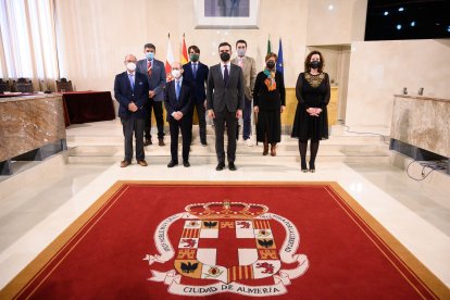 El médico, rodeado por representantes de la Corporación Municipal.
