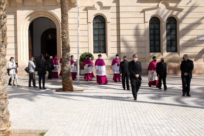 Saliendo del Palacio Episcopal tras jurar su cargo como obispo coadjutor.